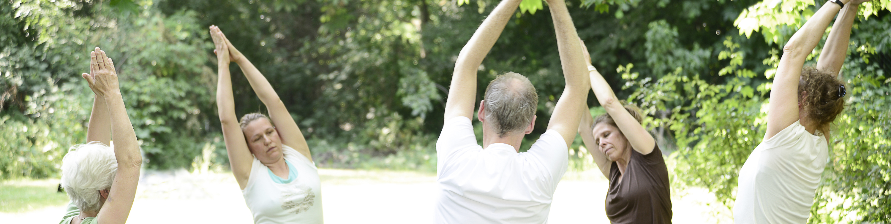 054_AA YOGA IM GARTEN